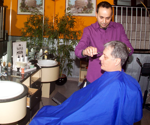 Pettine e forbici per tagliare i capelli nel salone Barber Shop