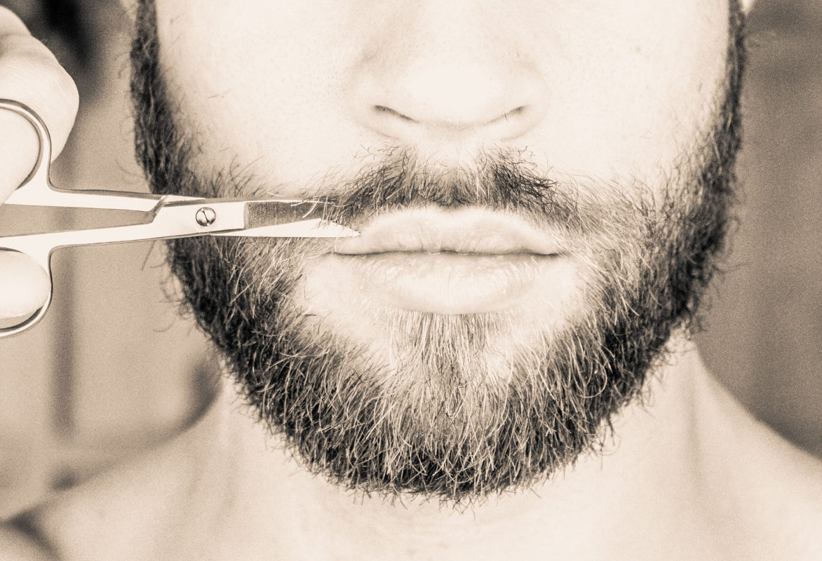 le-forbici-del-barbiere-rifiniscono-la-barba
