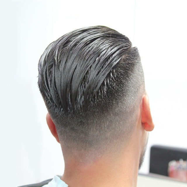 taglio capelli e sfumatura perfetta effettuta dal parrucchiere luca sui capelli color platino di un cliente